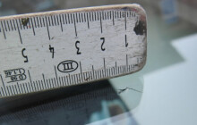 Řidičce na auto spadl kus betonu, škoda jde do desetitisíců