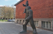 Z olomouckého obchvatu zmizel, v Ostravě hlídá galerii. Kdy se vrátí Svatý Kryštof?