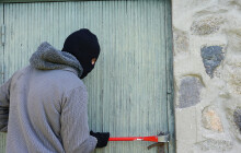 Přelezl plot a vloupal se do dílny, odnesl si věci za desetitisíce