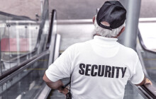 Mladík napadl člena ostrahy v supermarketu, ten skončil v péči lékařů