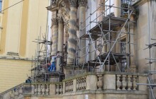 Sněženku obklopilo lešení. Kostel má narušenou statiku