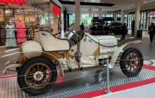 Šantovka s vůní benzínu. Historické vozy i luxusní novinky zaparkovaly v Šantovce