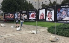 Kampaň proti potratům před budovou univerzity. Studenti i vedení fakulty je proti