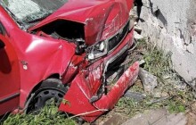 Tragická nehoda na Hranicku. Řidič v osobním autě nepřežil náraz do domu