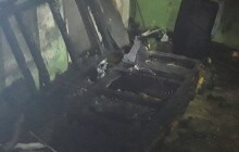 Noční požár bytu. Hasiči zachránili osm lidí