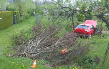 Řidič na Jesenicku vyjel z vozovky. S autem skončil v blízké zahradě