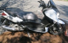 Řidič auta nedal přednost v jízdě. Motorkáře museli převézt do FNOL