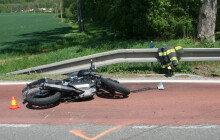 Řidič dodávky nedal přednost a střetl se s motorkou, její řidič skončil v nemocnici