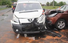 Řidič dostal smyk a vjel do protisměru. Škoda přesahuje 100 tisíc