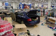 Kuriózní nehoda v Jeseníku. Řidička vjela autem přímo do prostor obchodu