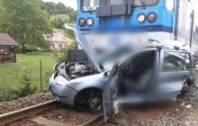 Na přejezdu v Hlubočkách se srazil rychlík s osobním autem. Na místě zasahoval vrtulník