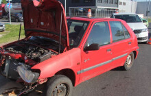 Nedala přednost na kruháči. Peugeot se zastavil až o sloup