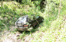 Policie dopadla pachatele série vloupání. Zloděj před policií ujížděl přes pole