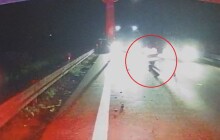 VIDEO: Rozjetý autobus málem srazil policistu. Jako zázrakem se nikomu nic nestalo