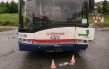 Seniorka nepřežila srážku autobusu a auta. Policie hledá svědky