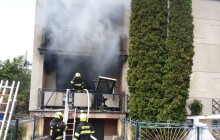 Senior zapálil dům a ujel. V hořící budově nechal napospas plamenům svého vnuka