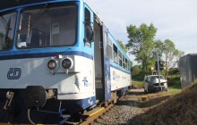 Řidič nerespektoval světla na přejezdu. Vlak auto odhodil