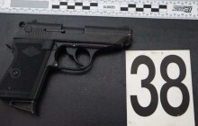 Ozbrojený motorkář měl poznávací značku z kartonu. Policie u něj doma našla varnu pervitinu  