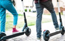 Nezvládl řízení elektrokoloběžky. S těžkým úrazem hlavy byl převezen do FNOL