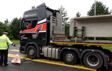 VIDEO: Na váhu. Policisté na D35 kontrolovali hmotnost nákladních aut