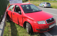 Devětasedmdesátiletý řidič nezvládl předjíždění, skončil ve svodidlech