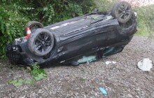 Žena sedla za volant se dvěma a půl promile. Auto obrátila na střechu