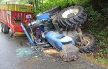 Řidič převrátil traktor. Škoda přesahuje 4 miliony korun