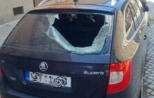 Zaparkovaná škodovka neušla řádění vandala