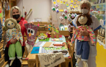 Pro Dětskou kliniku vznikly v kostymérnách Moravského divadla Olomouc návleky na infuze