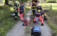 Muž spadl s traktorem do rybníka. Pod strojem zůstal zaklíněný