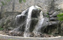 Opilec se třemi promile se chtěl osvěžit pod vodopádem. Z vody ho vytáhl náhodný kolemjdoucí