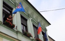 Na radnici vlaje moravská orlice. Připomíná význam Moravy