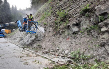 Mezi Písečnou a Širokým Brodem kyvadlově. Zítra začínají práce na zajištění skalního svahu