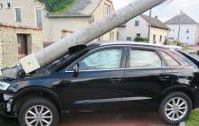 Nevěnovala se řízení a bourala. Neušetřila sebe ani sloup veřejného osvětlení