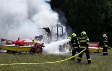 Požár u Lipiny zaměstnal čtyři jednotky hasičů. Traktor nezachránili