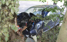 Usnul za volantem a naboural do stromu. Skončil se zraněním