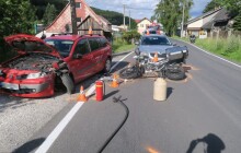 Přeletěl střechu auta, narazil do sloupu a zůstal ležet ve dvoře. Cizinec na motorce havaroval