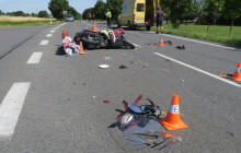 Oslepilo ho slunce. Boural na motorce