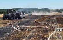 Traktor a balíkovač v plamenech. Požár se rozšířil na pole