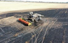 Kombajn, tuny zrní a hektary pole v plamenech. Na místě zasahovalo 9 jednotek hasičů