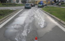 Kruhový objezd zahalila bílá. Špatně upevněný náklad se řidiči rozlil na cestě