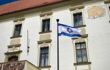 FOTO: Před olomouckou radnicí vlaje izraelská vlajka na podporu státu Izrael