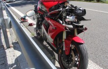 Po projetí zatáčky srazil dva cyklisty. Všichni skončili v péči lékařů