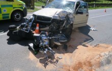 Při předjíždění se srazil s protijedoucím autem. Motorkáře do nemocnice transportoval vrtulník