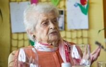 Stoletá oslavenkyně je stále dobře naladěná. Jaký je její recept na dlouhověkost?