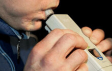 Cyklista najížděl na protijedoucí auta. Policistům nadýchal 4 promile