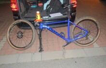 Řidič srazil cyklistu a vážně ho poranil. Z místa nehody ujel.