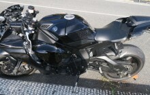 Motorkář nezvládl třináctou zatáčku. Pro zraněného muže letěl vrtulník