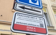 SROVNÁVAČKA: V Hradci zaparkujete za 40, v Olomouci za 100. Jak je tomu jinde?