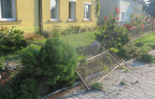 Mikrospánek a zničený plot. Řidič havaroval v Oseku